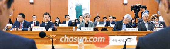 처음으로 외교전략회의 연 강경화 장관 - 강경화(가운데) 외교부 장관이 5일 서울 외교부 청사에서 열린 제1차 외교전략조정회의를 주재하고 있다. 회의에선 미·중 간 갈등 상황과 함께 일본의 경제 보복 조치에 대한 대응 방안이 집중 논의된 것으로 알려졌다.