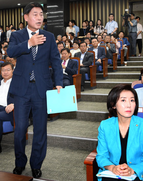자유한국당 황영철(왼쪽) 의원이 5일 국회 예산결산특위 위원장 후보자 선출을 위한 당 의원총회에서 선출 과정 비공개 결정을 내린 나경원(오른쪽) 원내대표 등 원내지도부에 항의하고 있다. 황 의원은 “나 원내대표가 측근을 예결위원장에 앉히려 당의 원칙을 훼손했다”고 했다.