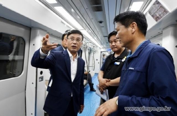 김포도시철도 합동 점검에서 정하영 김포시장(왼쪽 첫번째)이 관계자들과 얘기를 나누고 있다. /김포시청 제공
