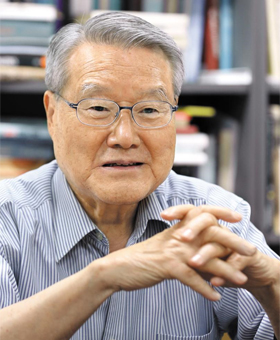 주일 대사를 지낸 라종일 가천대 석좌교수가 3일 경기 성남시 가천대 연구실에서 본지와 인터뷰하고 있다.