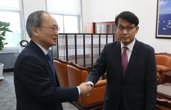 윤상현 국회 외교통일위원장이 8일 오전 국회 외통위원장실에서 일본 경제 제재 등과 관련해 나가미네 야스마사 주한 일본대사와 면담하기에 앞서 악수하고 있다./연합뉴스