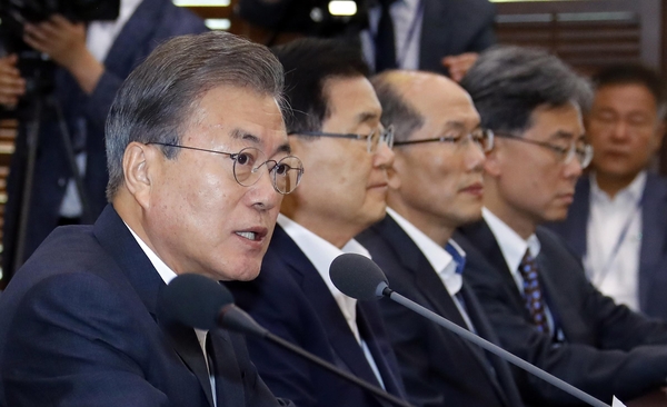 문재인 대통령이 8일 오후 청와대에서 열린 수석보좌관 회의에서 발언하고 있다. 왼쪽부터 문 대통령, 정의용 국가안보실장, 김유근 국가안보실 1차장, 김현종 2차장. /연합뉴스