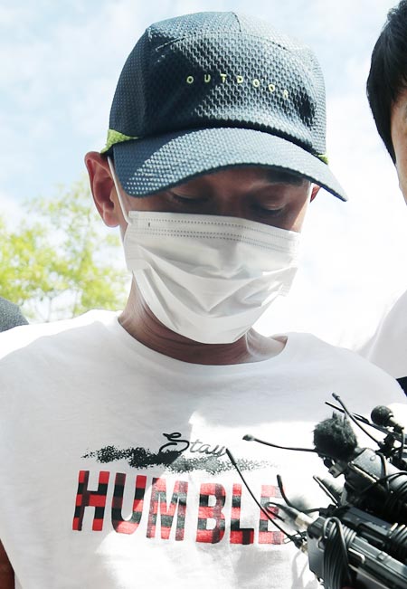베트남 출신 아내를 폭행한 김모씨가 8일 광주지법 목포지원에서 열린 영장 실질 심사에 출석하고 있다