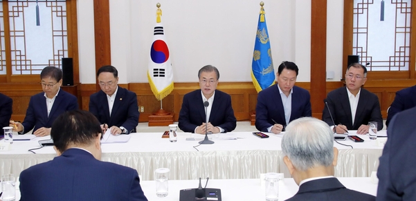 문재인 대통령이 10일 오전 청와대로 주요 대기업 총수 등 경제계 인사들을 초청해 간담회를 하고 있다. /연합뉴스