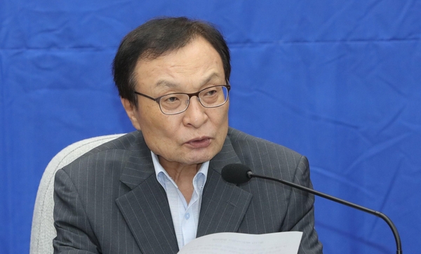 더불어민주당 이해찬 대표가 10일 오전 국회에서 열린 확대간부회의에서 발언하고 있다./연합뉴스