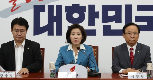 자유한국당 나경원 원내대표(좌측 두번째)가 10일 국회에서 열린 원내대표·중진의원 연석회의에서 발언하고 있다. /연합뉴스