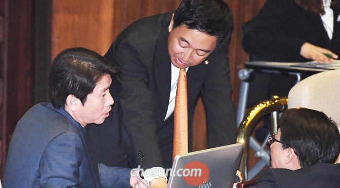 10일 오후 서울 여의도 국회 본회의장에서 더불어민주당 이인영(맨왼쪽) 원내대표와 같은 당 금태섭(가운데) 의원이 대화하고 있다.
