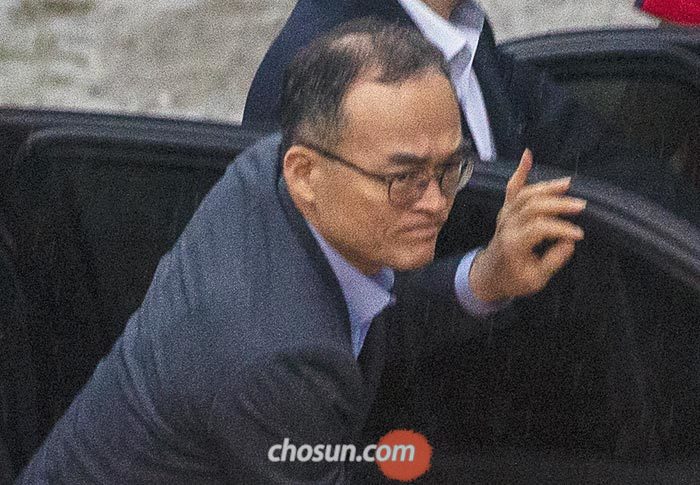 10일 오후 7시쯤 경기도 성남 청계산 인근의 식당 앞 승용차에서 문무일 검찰총장이 내리고 있다.