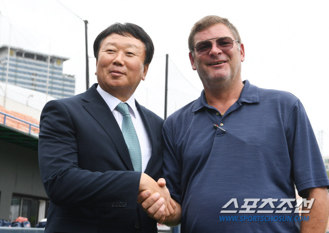 선동열 전 국가대표팀 감독이 11일 오전 목동구장에서 뉴욕양키즈 스티브윌슨 스카우트총괄과 만났다. 목동=정재근 기자 cjg@sportschosun.com/2019.07.11/