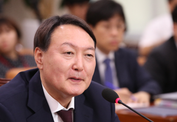 윤석열 검찰총장 후보자가 8일 국회 법제사법위원회에서 열린 인사청문회에서 의원들의 질의에 답변하고 있다./연합뉴스