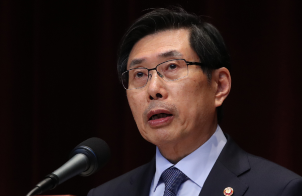 박상기 법무부 장관이 지난 5월 8일 오후 과천 정부과천청사에서 열린 신임 검사 임관식에서 인사말을 하고 있다./연합뉴스