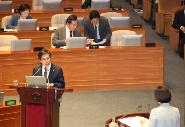 박상기(왼쪽) 법무부 장관이 11일 오후 국회 본회의장에서 열린 교육·사회·문화분야 대정부질문에서 더불어민주당 남인순 의원의 질의에 답변하고 있다./연합뉴스
