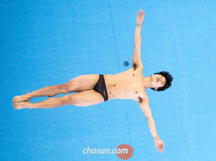 아름다운 비상 한국 다이빙 간판 우하람이 지난 1일 충북 진천국가대표선수촌 10m 플랫폼 위에서 물속으로 입수하는 모습.