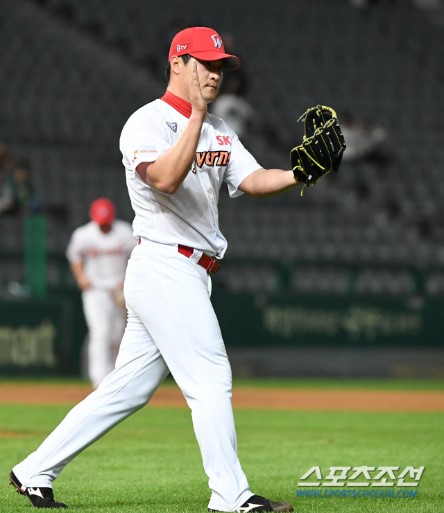 SK 와이번스와 롯데 자이언츠의 2019 KBO 리그 경기가 3일 인천 SK행복드림구장에서 열렸다. SK가 8대5로 승리하며 3연승을 달렸다. 경기가 종료되자 기뻐하는 SK 하재훈의 모습. 인천=허상욱 기자 wook@sportschosun.com/2019.07.03/