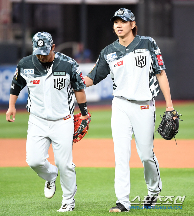 KT 위즈와 SK 와이번스의 2019 KBO 리그 경기가 12일 수원KT위즈파크에서 열렸다. 3회초 1사 1,2루 KT 이대은이 SK 정의윤을 병살로 처리하며 이닝을 마친 후 박경수와 기쁨을 나누고 있다. 수원=허상욱 기자 wook@sportschosun.com/2019.06.12/