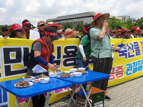 12일 초복을 맞아 육견협회가 개 식용 찬성 맞불집회를 열고 개고기를 먹는 퍼포먼스를 펼치고 있다. /최효정 기자
