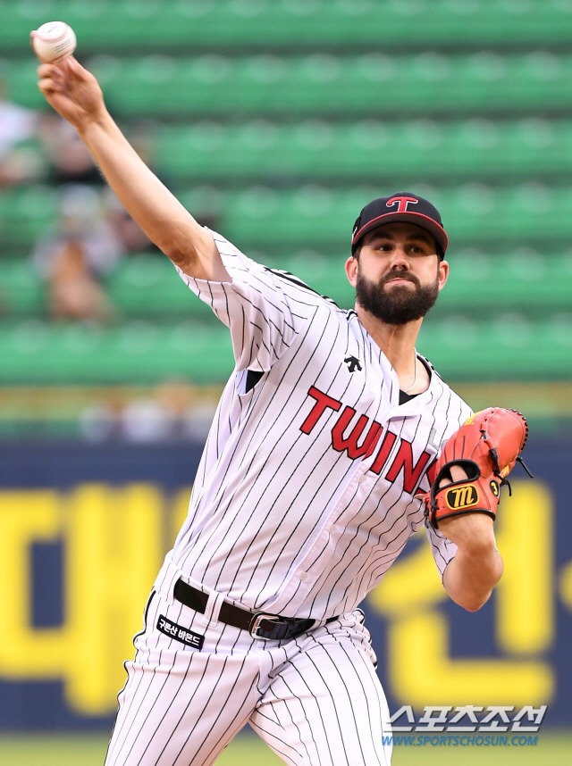 LG 트윈스와 두산 베어스의 2019 KBO 리그 경기가 9일 잠실구장에서 열렸다. LG 선발투수 켈리가 힘차게 공을 던지고 있다. 잠실=허상욱 기자 wook@sportschosun.com/2019.07.09/