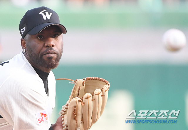 14일 인천 SK행복드림구장에서 KBO리그 SK 와이번스와 키움 히어로즈의 경기가 열렸다. SK 소사와 키움 요키시가 선발 맞대결을 펼쳤다. 힘차게 투구하고 있는 소사. 인천=송정헌 기자 songs@sportschosun.com/2019.07.14/