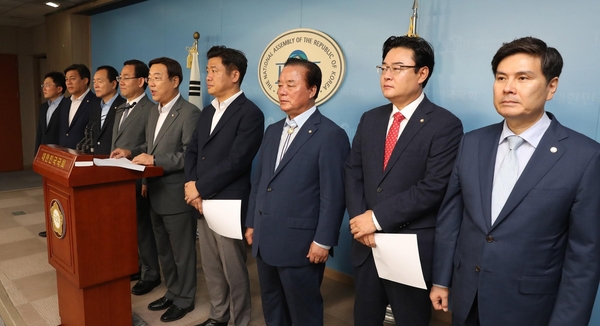 자유한국당과 바른미래당 소속 정무위원들이 15일 국회 기자회견장에서 정무위 회의 파행에 대한 입장을 밝히고 있다. /연합뉴스