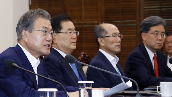 문재인 대통령이 15일 수석·보좌관 회의를 주재하고 있다. /연합뉴스