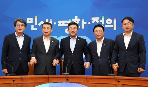 여야 5당 사무총장이 16일 오전 국회에서 청와대와 5당 대표 회동 의제 및 일정 확정을 위해 만났다. 왼쪽부터 민주평화당 김광수, 바른미래당 임재훈, 더불어민주당 윤호중, 자유한국당 박맹우, 정의당 권태홍 사무총장. /연합뉴스