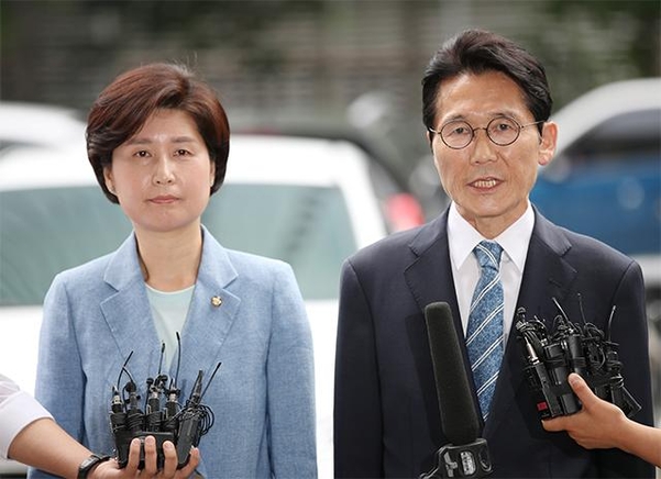 국회 ‘패스트트랙 사태’로 고발 당한 백혜련(왼쪽) 더불어민주당 의원과 윤소하(오른쪽) 정의당 원내대표가 16일 오전 서울 영등포경찰서에 출석했다. /연합뉴스