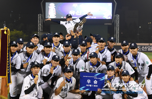 제74회 청룡기 전국고교야구선수권대회 겸 주말리그 왕중왕전 강릉고와 유신고의 결승전이 16일 오후 서울 목동구장에서 열렸다. 유신고가 7-0으로 승리하며 우승을 차지했다. 선수들이 이성열 감독을 헹가래치고 있다. 목동=정재근 기자 cjg@sportschosun.com/2019.07.16/