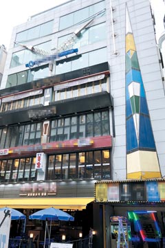 서울 도심의 대표 상권인 종각 젊음의 거리에서도 보기 드물게 공실이 없는 덕산빌딩.