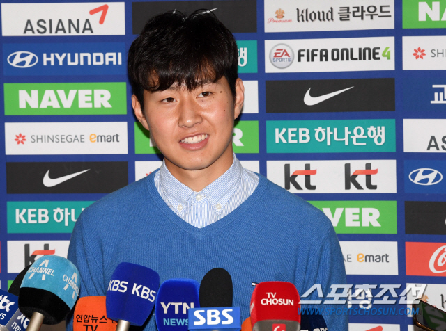 U-20 월드컵 준우승 기념 격려금 전달식이 1일 서울 웨스틴조선호텔에서 열렸다. 행사 전 이강인이 취재진과 인터뷰를 하고 있다. 소공동=허상욱 기자 wook@sportschosun.com/2019.07.01/
