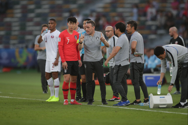 벤투 감독과 손흥민 사진제공=대한축구협회