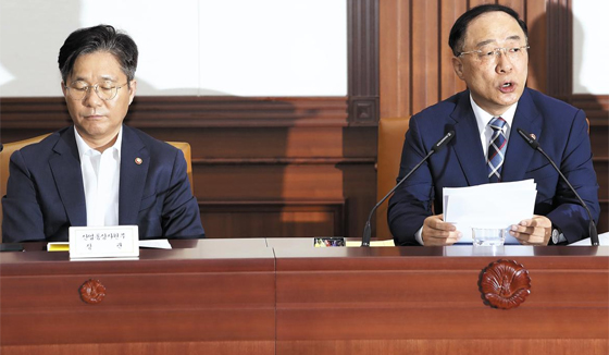 홍남기 “日, 수출 규제 철회하고 협의 나서야” - 홍남기(오른쪽) 경제부총리 겸 기획재정부 장관이 17일 정부 서울청사에서 열린 경제활력대책회의에서 모두 발언을 하고 있다. 홍 부총리는 “일본이 수출 통제 조치를 철회하고 협의에 나서줄 것을 촉구한다”고 했다. 왼쪽은 성윤모 산업통상자원부 장관.