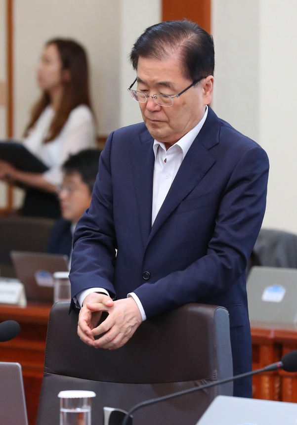 정의용 청와대 안보실장이 지난 16일 국무회의에서 잠시 생각에 잠겨 있다. /뉴시스