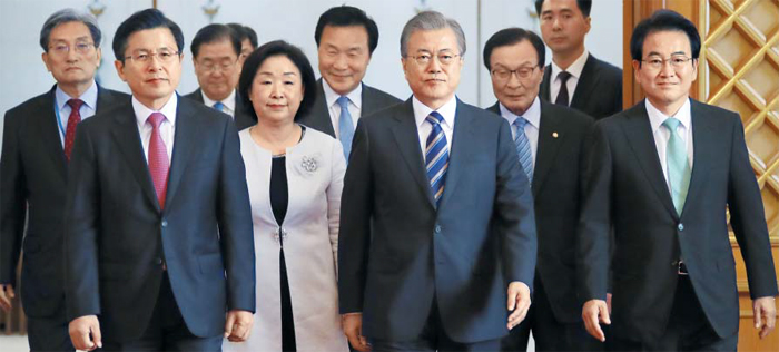 3시간 靑회동 - 문재인 대통령이 18일 청와대에서 여야 5당 대표들과 함께 회동 장소인 인왕실로 걸어가고 있다. 야당 대표들은 한·일 정상회담과 대일 특사 파견을 통해 일본 보복 문제를 외교적으로 해결하자고 했지만, 문 대통령은 “국민 공감대가 있어야 한다”고 했다. 앞줄 왼쪽부터 자유한국당 황교안, 정의당 심상정, 바른미래당 손학규 대표, 문 대통령, 더불어민주당 이해찬, 민주평화당 정동영 대표.