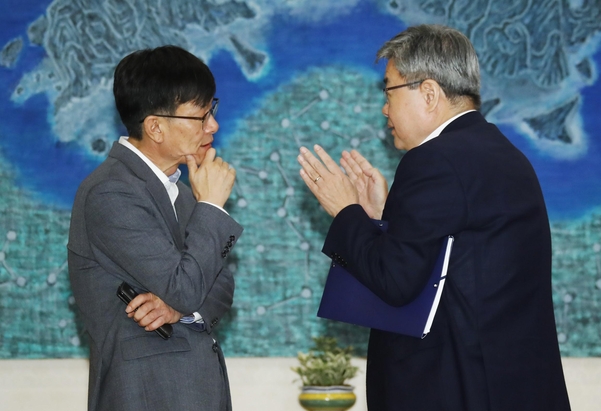 김상조 청와대 정책실장과 이재갑 고용노동부 장관(오른쪽)이 지난 16일 오전 청와대에서 열린 국무회의에 앞서 대화하고 있다. / 연합뉴스