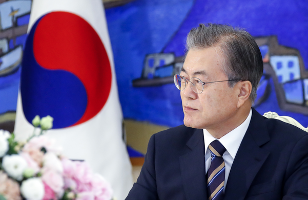 문재인 대통령이 18일 오후 청와대에서 열린 '정당대표 초청 대화'에서 대표들의 발언을 듣고 있다./연합뉴스
