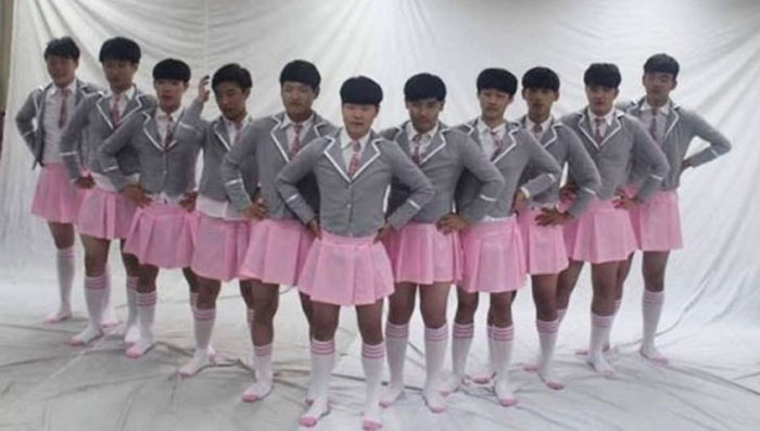 경기도 의정부고 남학생들이 오디션 프로그램 ‘프로듀스 101’ 출연자의 모습을 흉내 내고 있다. / 인터넷 캡처