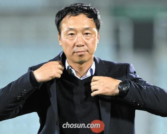 박진섭 광주FC 감독은 지난 14일 경기에서도 겨울 정장을 입은 채 땀을 뻘뻘 흘렸다.