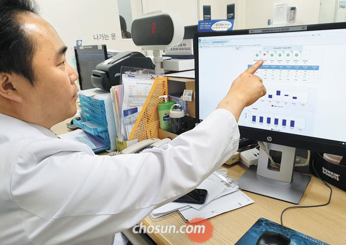지난 16일 서울 종로구 서울대병원 복막투석실에서 김동기 신장내과 교수가 환자들의 복막 투석 상태를 살피고 있다.