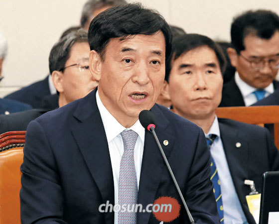 23일 오전 국회 기획재정위원회 전체 회의에 출석한 이주열 한국은행 총재가 질의에 답변하고 있다.