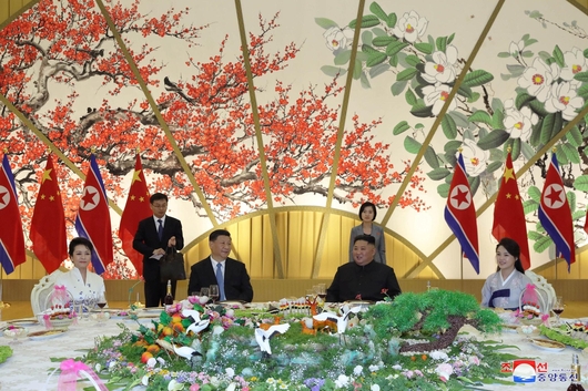 2019년 6월 20일 시진핑(왼쪽 두 번째) 중국 국가주석과 김정은 북한 국무위원장의 평양 국빈 만찬 테이블에 시 주석 앞쪽으로 모란 장식이 놓여 있다. /조선중앙통신