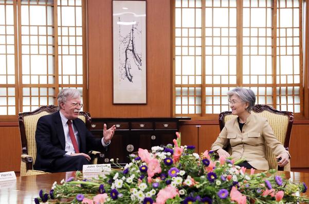 존 볼턴(왼쪽) 미국 백악관 국가안보회의(NSC) 보좌관과 강경화 외교부 장관이 24일 오후 서울 세종대로 외교부 청사에서 면담하고 있다./연합뉴스