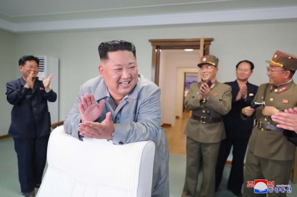 김정은 북한 국무위원장이 한미 군사연습과 남측의 신형군사장비 도입에 반발해 지난 25일 신형 단거리 탄도 미사일의 '위력시위사격'을 직접 조직, 지휘했다고 조선중앙통신이 26일 보도했다./연합뉴스
