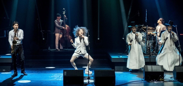‘창부타령’ ‘청춘가' ‘정선아리랑’ ‘사설난봉가’ ‘흥타령’... 민요 레파토리는 무궁무진하다. 재즈 선율에 얹히는 이희문의 칼칼한 보컬이 일품.