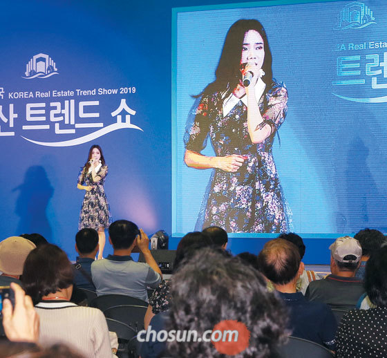 '미스트롯' 김나희씨가 26일 부동산 트렌드쇼 개막 공연을 펼치고 있다.