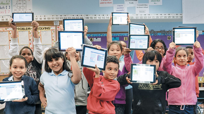 미국 워싱턴주(州) 시애틀에 본사를 둔 코드닷오알지(code.org)의 코딩 수업에 참가한 어린이들이 코딩에 활용한 태블릿PC를 들어 보이고 있다.
