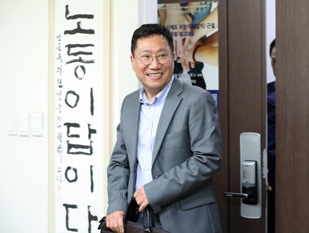 양정철 민주연구원장이 지난 30일 서울 동대문구 소상공인연구원에서 열린 경청 간담회에 참석하고 있다. /연합뉴스