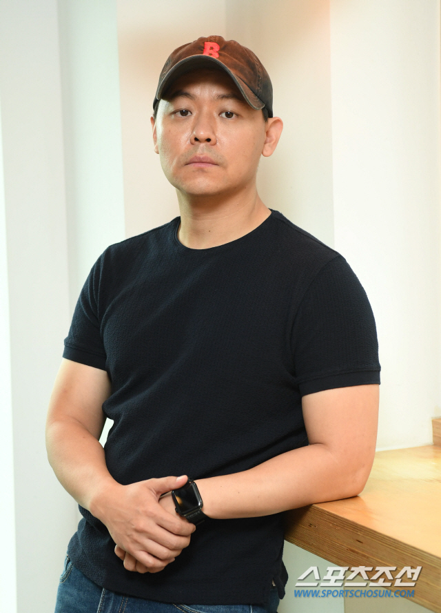 영화 '사자'의 김주환 감독이 31일 삼청동의 한 카페에서 스포츠조선과의 인터뷰에 응하고 있다. '사자'는 격투기 챔피언 용후(박서준)가 구마 사제 안신부(안성기)를 만나 세상을 혼란에 빠뜨린 강력한 악에 맞서는 이야기를 그린 영화다.
삼청동=최문영 기자 deer@sportschosun.com /2019.07.31/