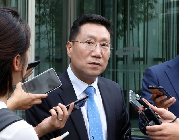 양정철 민주연구원장이 지난 29일 오후 서울 서초구 삼성경제연구소에서 관계자들과 비공개 간담회를 마친 후 기자들의 질문에 답하고 있다. /뉴시스