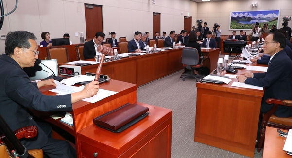 1일 오후 국회에서 일본의 무역 보복 조치와 관련해 외교통일위원회 전체회의가 열리고 있다./연합뉴스