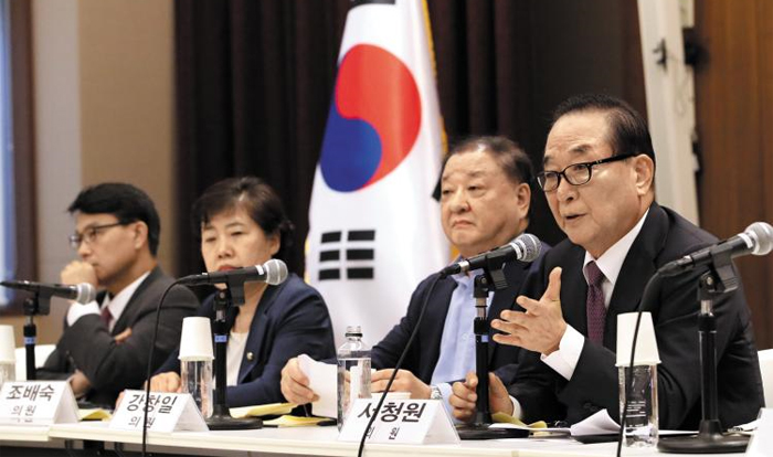 국회 방일단, 한국대사관서 기자회견 - 일본 도쿄를 방문한 국회 방일 의원단(단장 무소속 서청원 의원)이 1일 주일 한국 대사관에서 기자회견을 하고 있다. 이들은 이날 일본 자민당 니카이 도시히로(二階俊博) 간사장을 면담할 계획이었으나 자민당 측이 갑자기 취소했다. 왼쪽부터 윤상현 자유한국당, 조배숙 민주평화당, 강창일 더불어민주당, 서청원 무소속 의원.